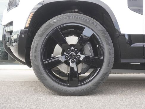 New 2026 Land Rover Defender 110 X-Dynamic SE image 32