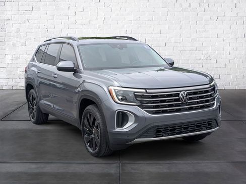 Certified 2024 Volkswagen Atlas SE w/ Panoramic Sunroof Package FWD image 2
