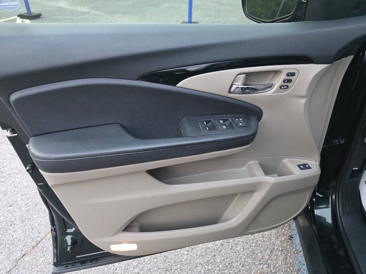 Used 2019 Honda Pilot Touring image 12