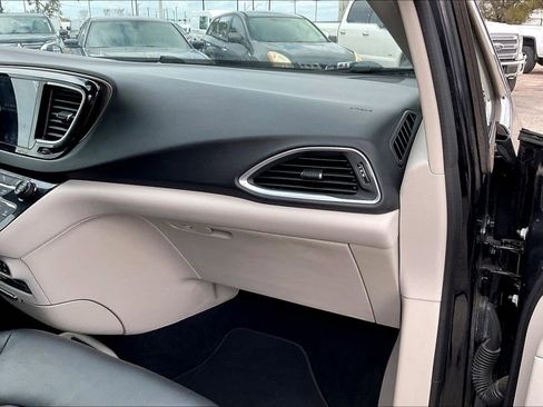 Used 2018 Chrysler Pacifica Touring-L Plus image 23