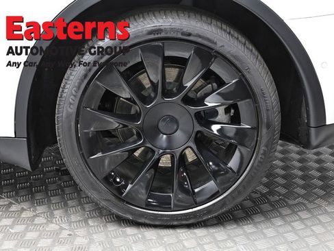 Used 2022 Tesla Model Y Long Range image 8