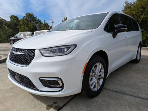 New 2026 Chrysler Pacifica Select image 8