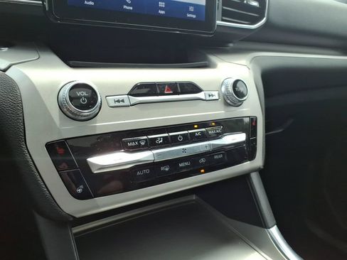 Used 2024 Ford Explorer XLT w/ Equipment Group 202A AWD/4WD image 22