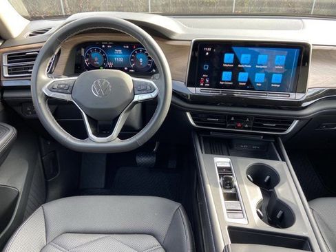 Used 2025 Volkswagen Atlas SE image 14