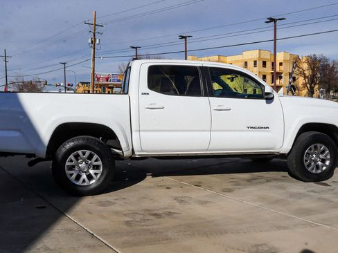 Used 2017 Toyota Tacoma SR5 image 9