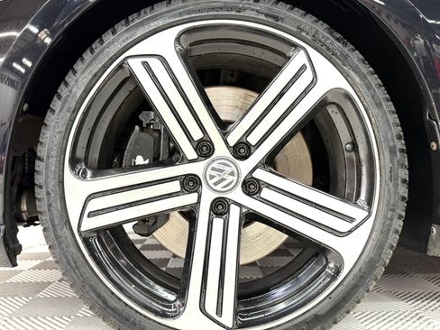 Used 2016 Volkswagen Golf R 4-Door image 40