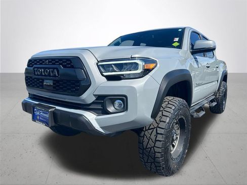 Used 2021 Toyota Tacoma TRD Off-Road w/ TRD Premium Off Road Package AWD/4WD image 2