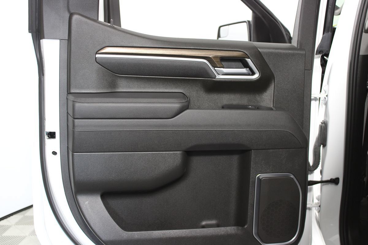 Used 2025 Chevrolet Silverado 1500 LT AWD/4WD image 19