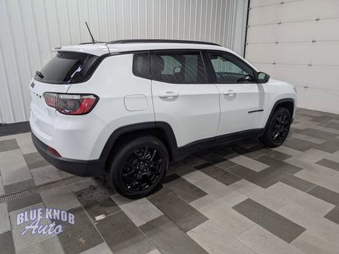 Used 2025 Jeep Compass Latitude w/ Convenience Group AWD/4WD image 4