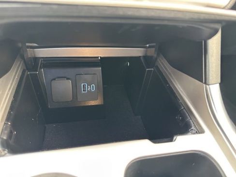 Used 2022 Ford Explorer XLT w/ Equipment Group 202A image 23