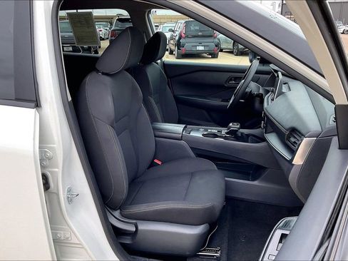 Used 2024 Nissan Rogue S FWD image 7