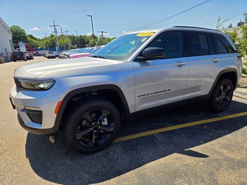 Used 2025 Jeep Grand Cherokee Limited w/ Black Appearance Package AWD/4WD image 2