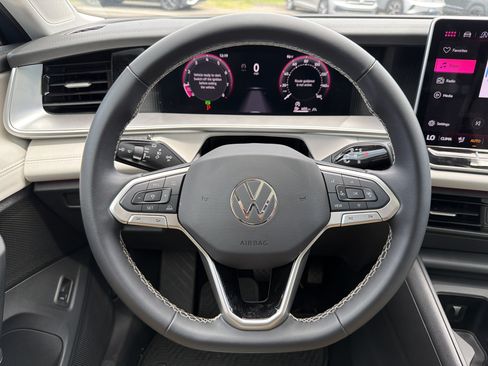 Used 2025 Volkswagen Tiguan SE w/ Panoramic Sunroof Package AWD/4WD image 16
