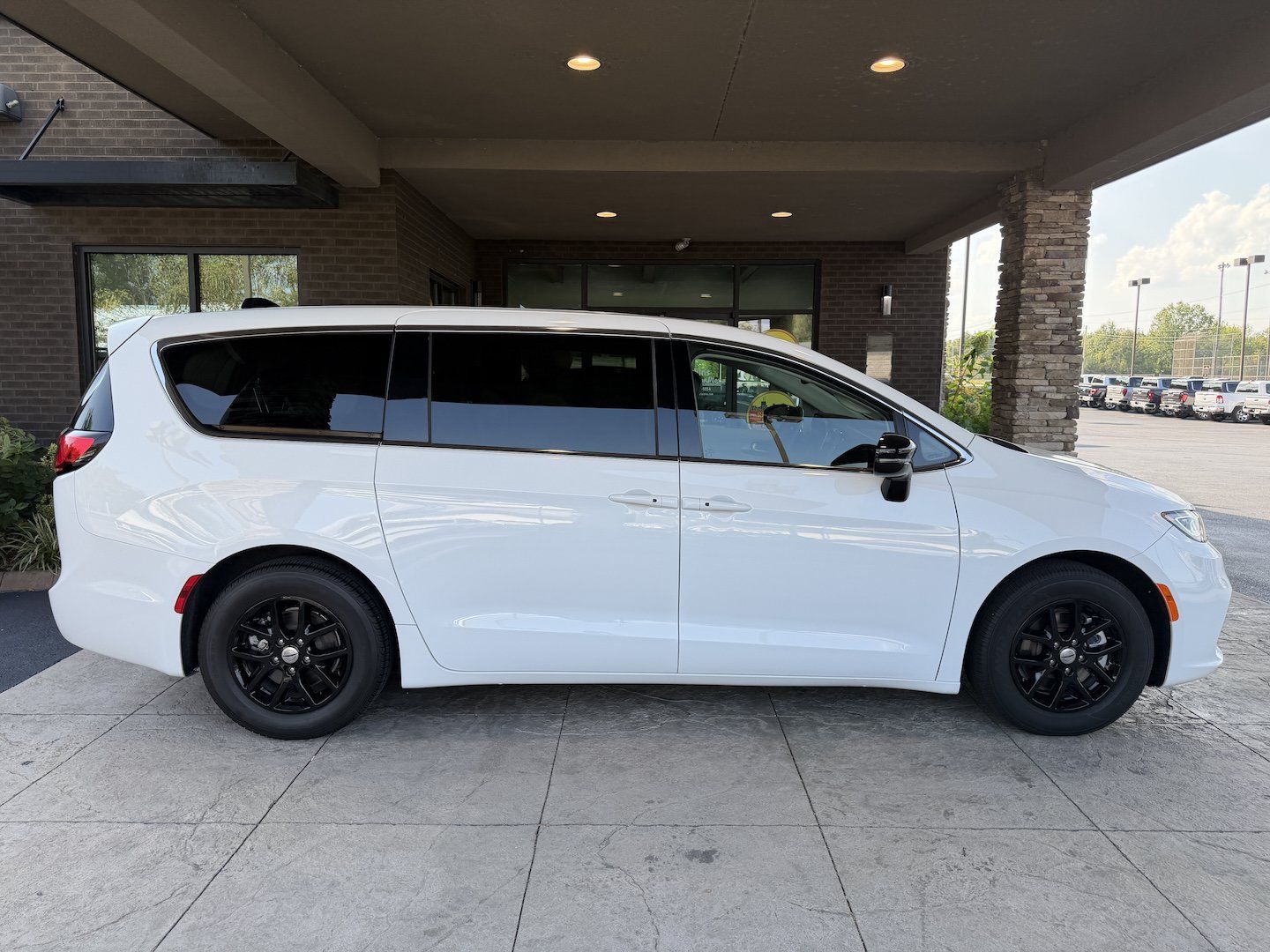 Used 2024 Chrysler Pacifica Touring-L FWD image 6