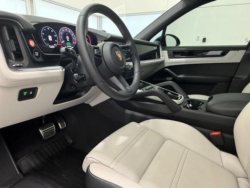 Certified 2025 Porsche Cayenne S AWD/4WD image 4