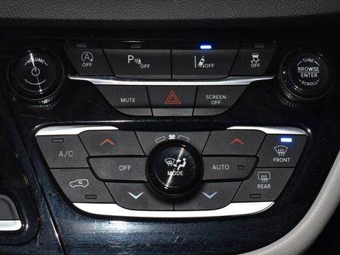 Certified 2024 Chrysler Pacifica Touring-L image 18