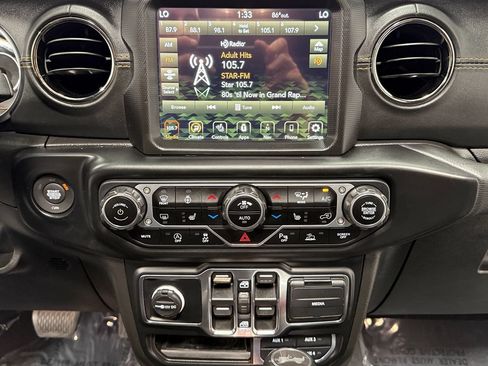 Used 2022 Jeep Wrangler Unlimited Sahara AWD/4WD image 19