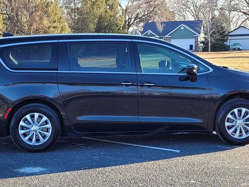Used 2018 Chrysler Pacifica Touring Plus image 7