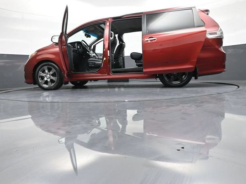 Used 2017 Toyota Sienna SE FWD image 51