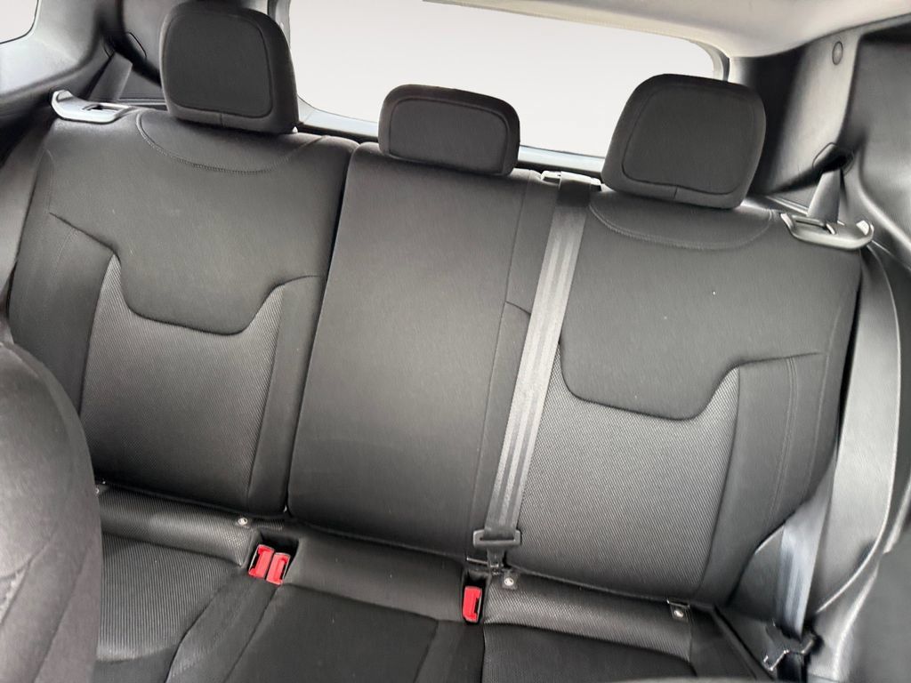 Used 2023 Jeep Renegade Latitude AWD/4WD image 13
