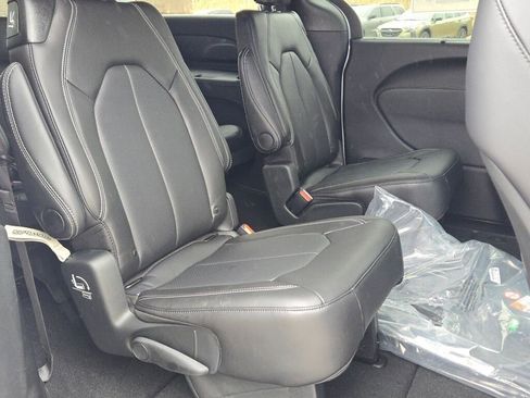 New 2026 Chrysler Voyager LX image 9