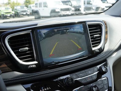 Used 2024 Chrysler Pacifica Limited FWD image 15