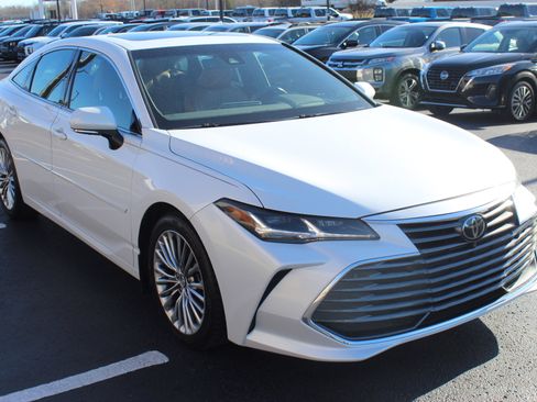 Used 2020 Toyota Avalon Limited image 4