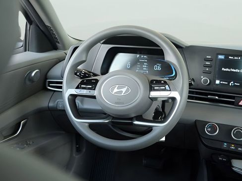 Used 2025 Hyundai Elantra SE FWD image 13