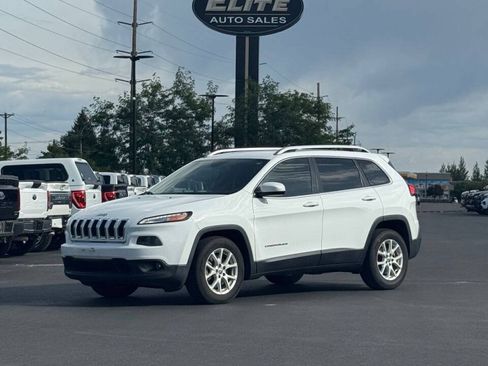 Used 2017 Jeep Cherokee Latitude w/ Comfort & Sound Group FWD image 1