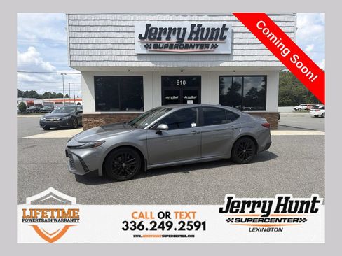 Used 2025 Toyota Camry SE FWD image 1