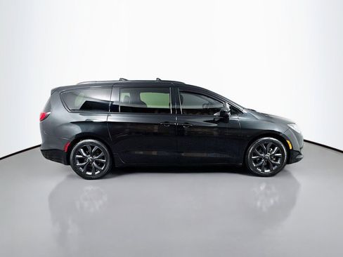 Used 2020 Chrysler Pacifica Touring-L w/ S Appearance Package image 6