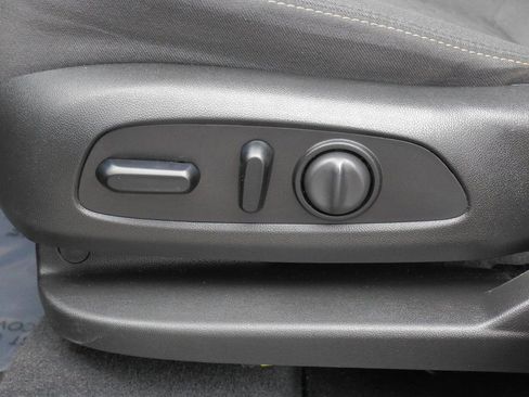 Used 2021 Chevrolet Equinox LT image 23