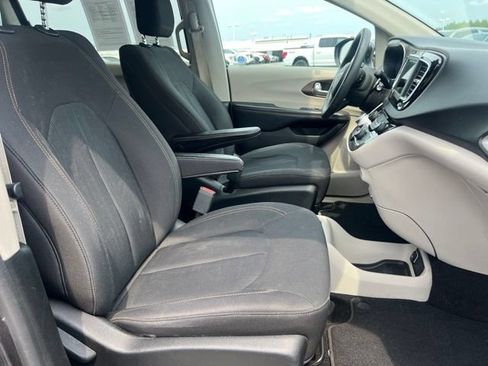Used 2018 Chrysler Pacifica LX FWD image 11