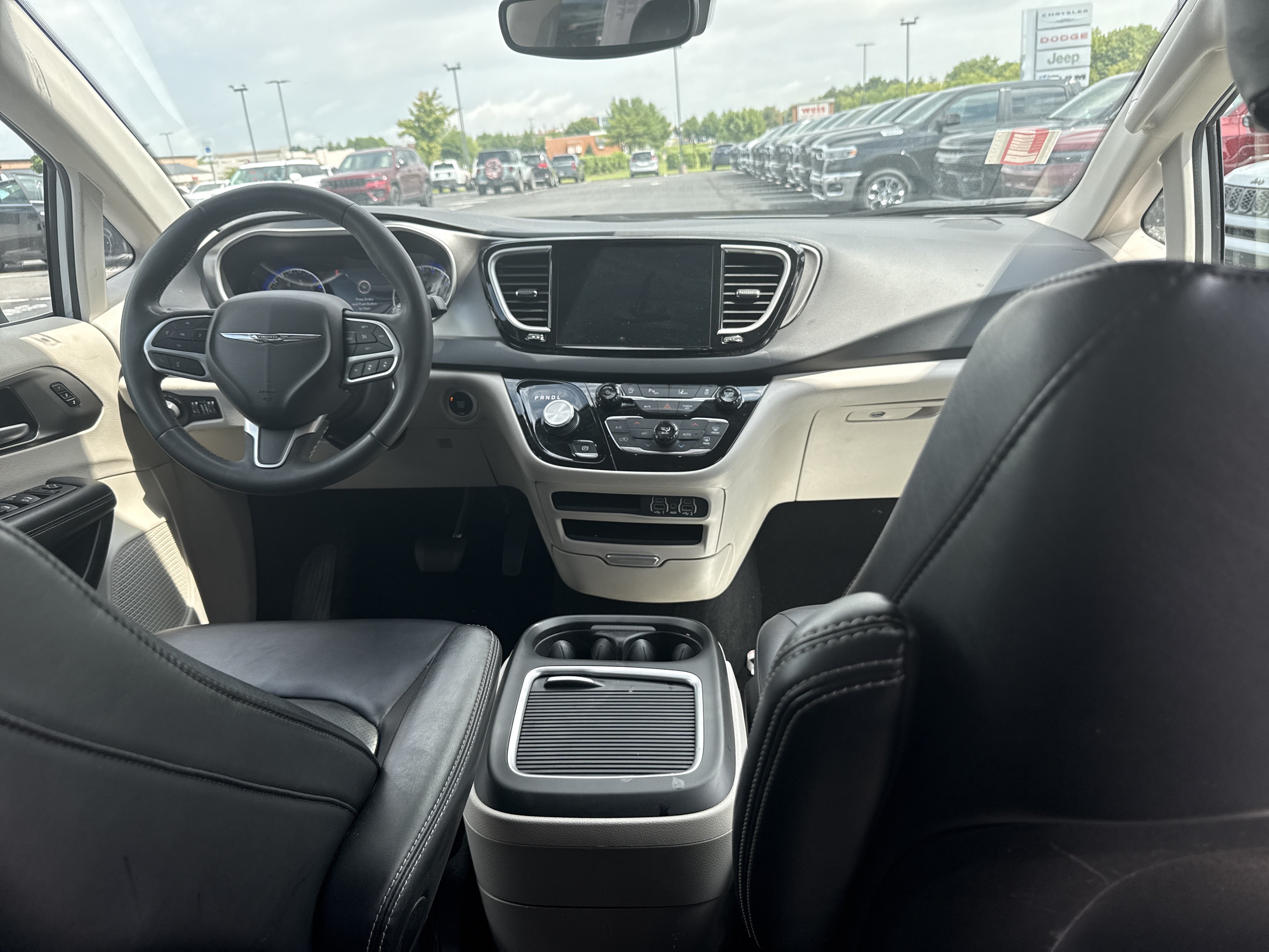 Used 2024 Chrysler Pacifica Touring-L FWD image 18