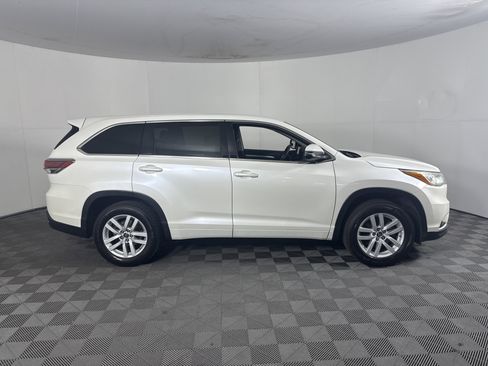 Used 2016 Toyota Highlander LE image 3