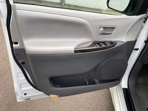 Used 2019 Toyota Sienna XLE Premium image 9