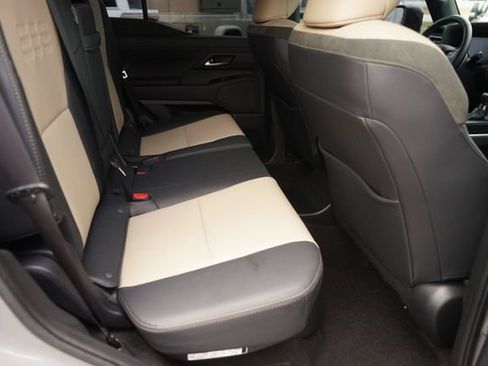 Used 2025 Lexus GX 550 AWD/4WD image 16