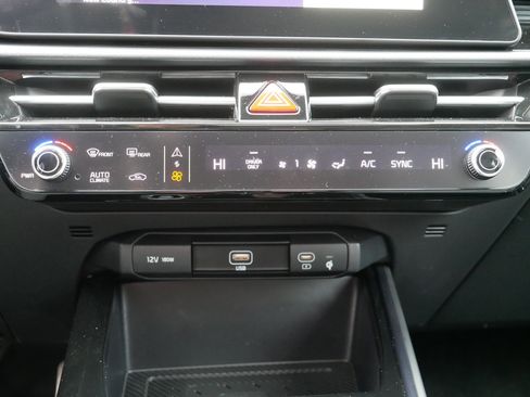 Used 2023 Kia Niro SX Touring image 23