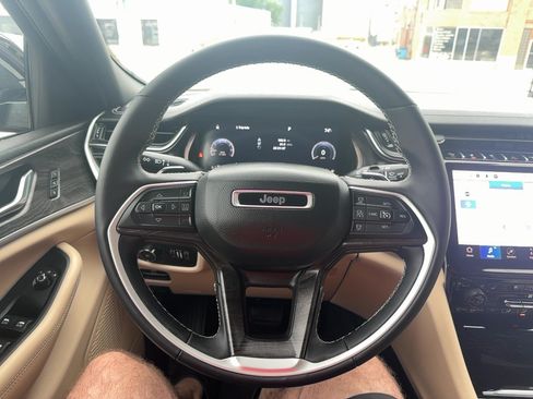 Used 2023 Jeep Grand Cherokee L Limited w/ Luxury Tech Group II AWD/4WD image 12