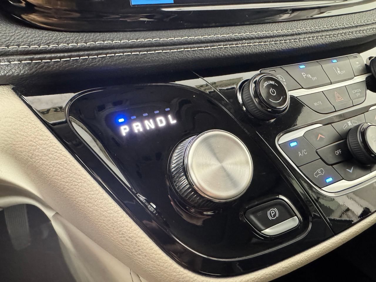 Used 2024 Chrysler Pacifica Limited FWD image 21