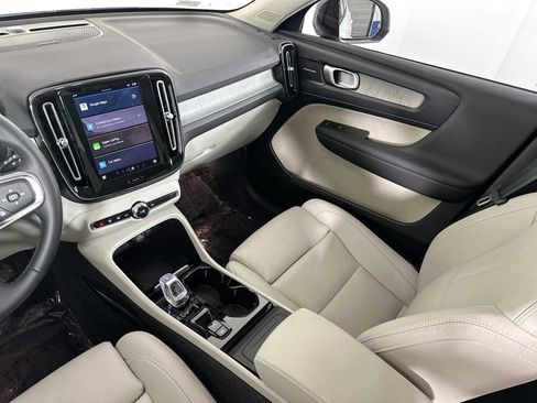 Used 2025 Volvo XC40 B5 Plus w/ Climate Package image 22