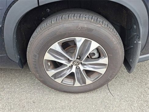 Used 2024 Toyota Highlander XLE image 6