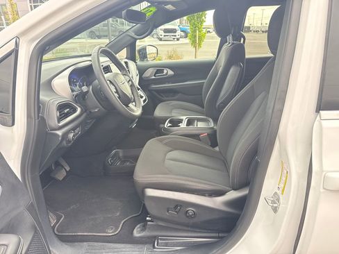 Used 2024 Chrysler Pacifica Touring FWD image 25