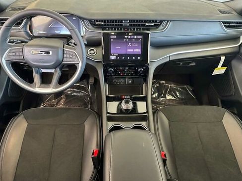 New 2025 Jeep Grand Cherokee L Laredo image 10