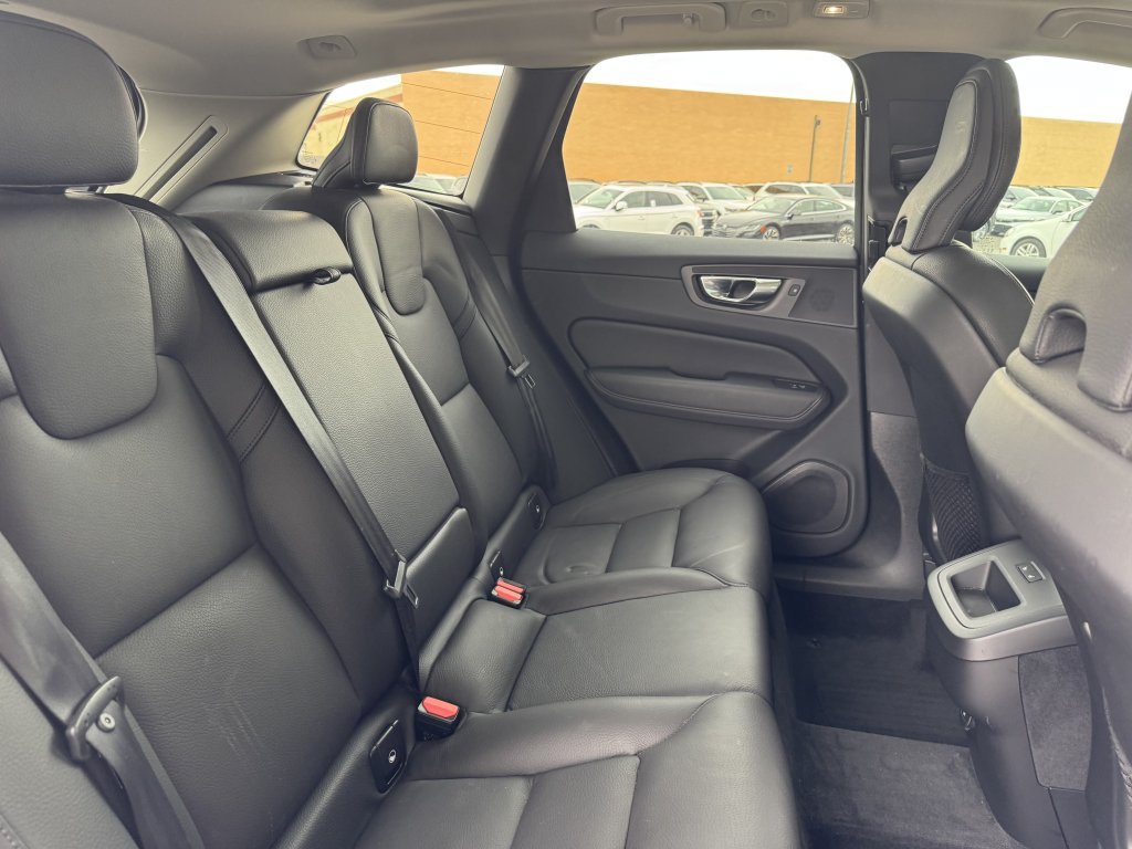 Used 2022 Volvo XC60 B5 Momentum w/ Climate Package AWD/4WD image 40