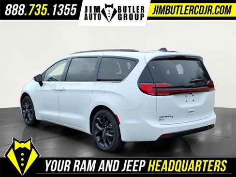 New 2026 Chrysler Pacifica Select image 4