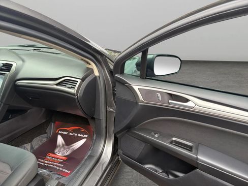 Used 2018 Ford Fusion SE w/ Fusion SE Technology Package FWD image 19