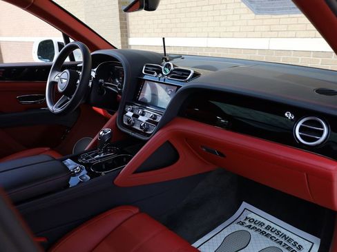 Used 2023 Bentley Bentayga Extended Wheelbase image 34