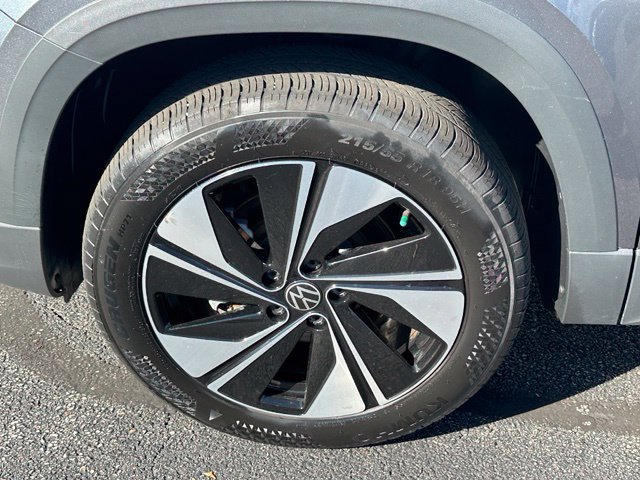 Used 2023 Volkswagen Taos SE w/ Panoramic Sunroof Package AWD/4WD image 9