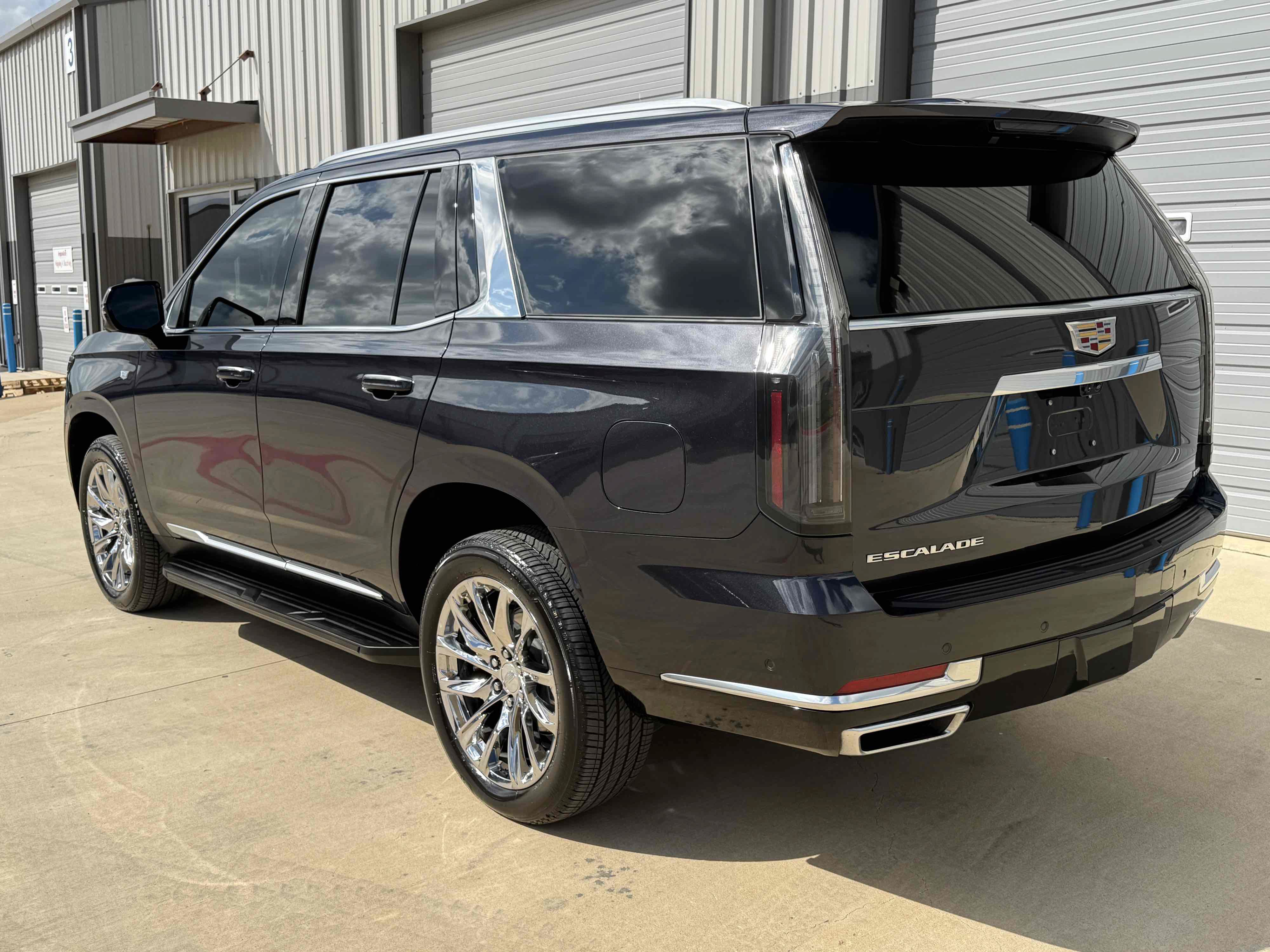 Used 2025 Cadillac Escalade Premium Luxury AWD/4WD image 12